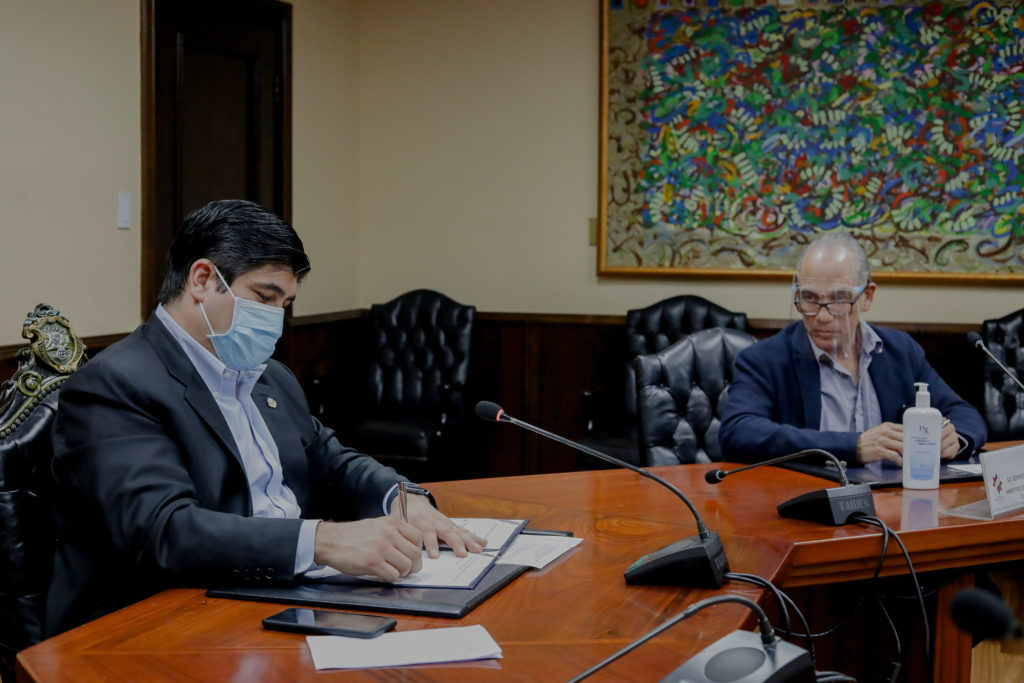 Presidente Carlos Alvarado firmando Ley