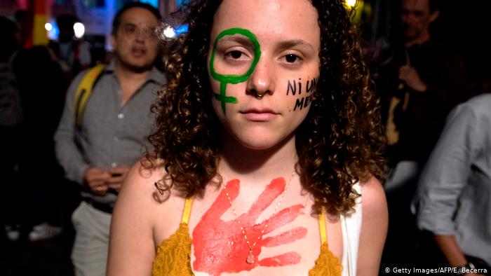 Mujer de frente con vestidura relativa al feminismo