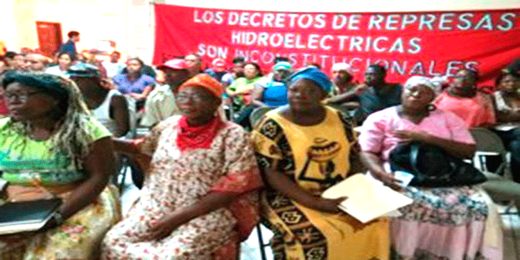 De frente, grupo de guías garifunas en manifestación