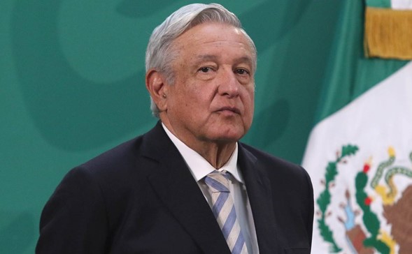 Presidente de México, de pie