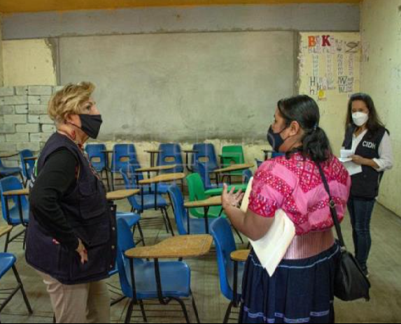 La titular de la Comisi&oacute;n Interamericana en Derechos Humanos (CIDH) Esmeralda Arosemena con mujer ind&iacute;gena tzotzi