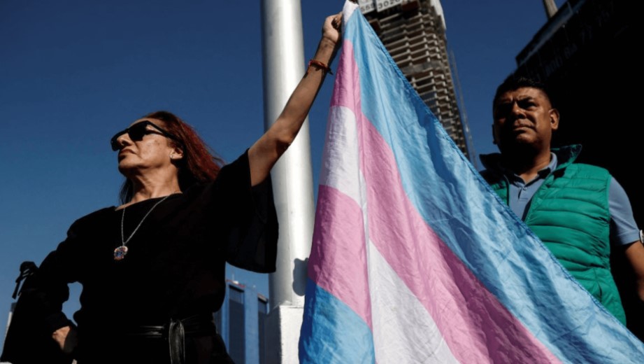 Miembros de la comunidad LGBTQ participan en una protesta tras el asesinato de una activista trans en la Ciudad de México. (Foto de RODRIGO OROPEZA/AFP vía Imágenes falsas)