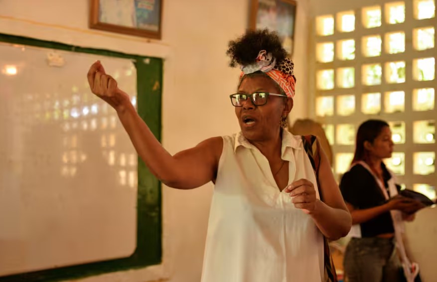 La etnoeducación es considerada en resguardos indígenas y consejos afro como una manera de resistencia y saberes que debe respetarse y mantenerse como parte de la cultura.