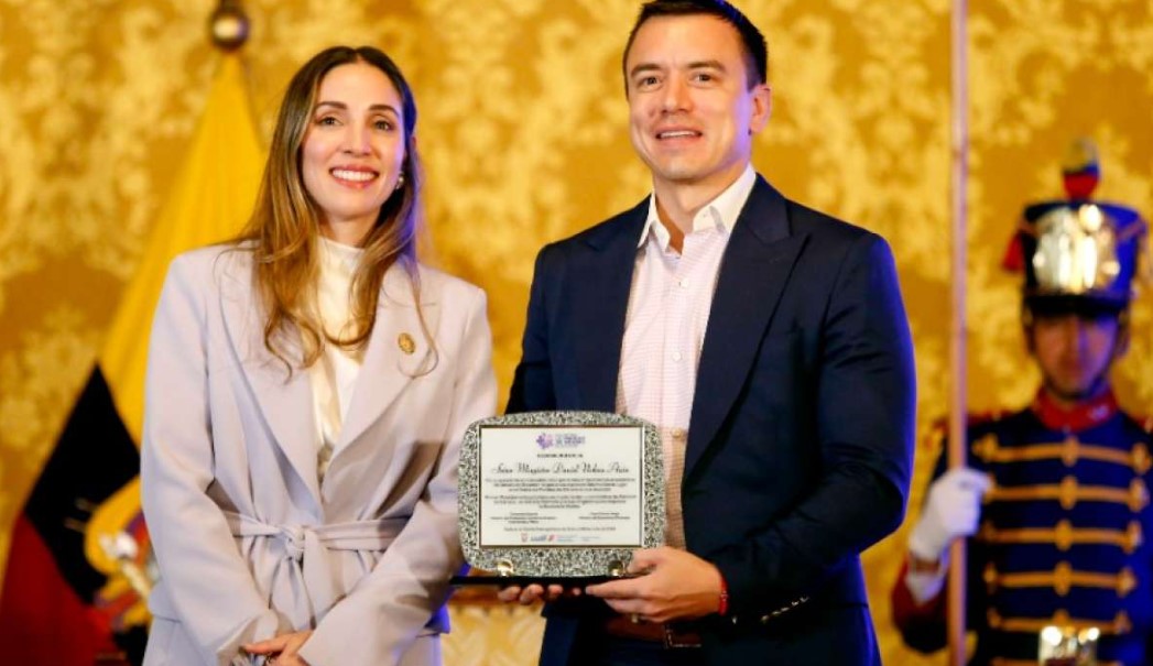 El presidente Daniel Noboa (der.) y la ministra Sonsoles García lanzaron la Iniciativa de Paridad de Género Ecuador y Economía Violeta (IPG). Foto: Presidencia de la República.