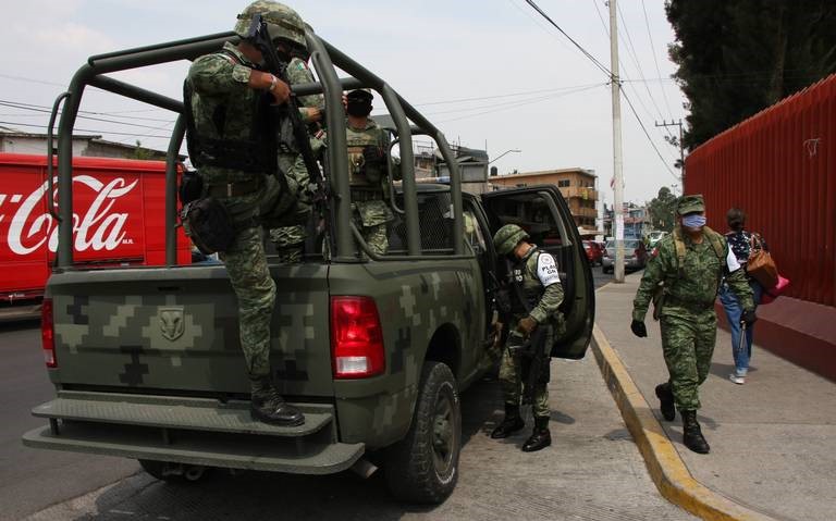 Imagen de un grupo de militares en un vehículo oficial