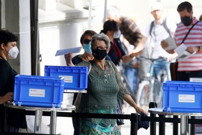 mujer entregando voto