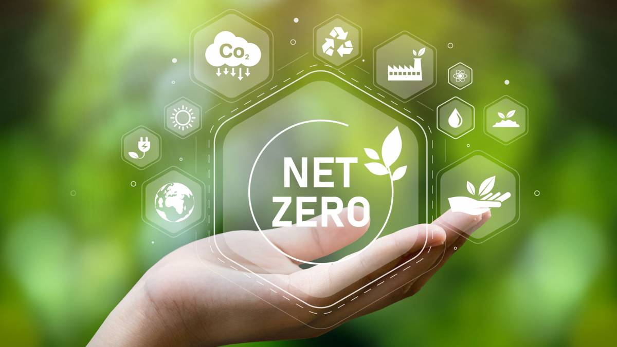 Mano sosteniendo &iacute;conos sobre temas ambientales