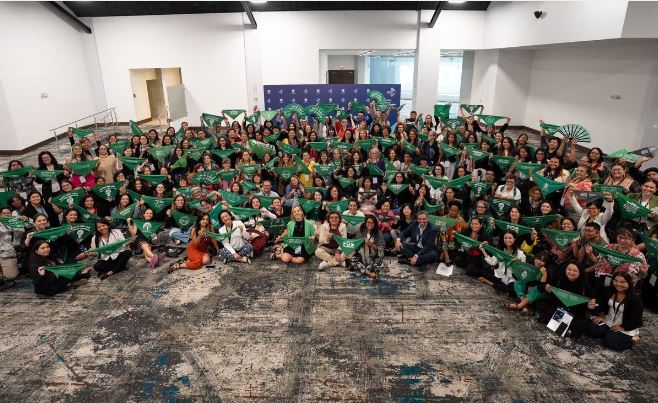 Grupo de mujeres reunidas