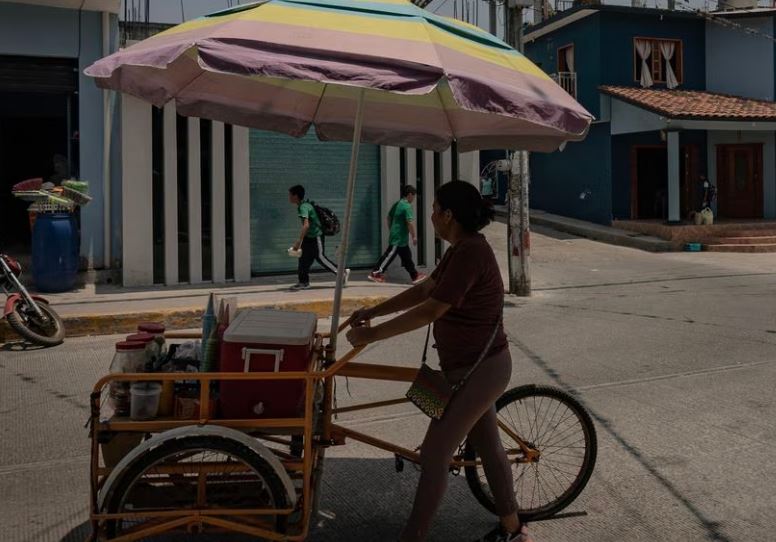 Mujer empujando un carrito de ventas ambulantes
