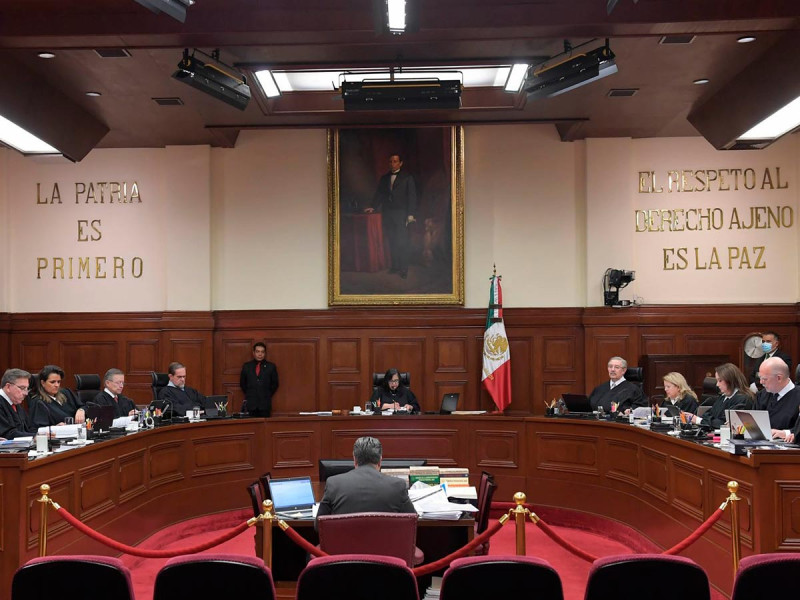 Personas reunidas en sala de juicio