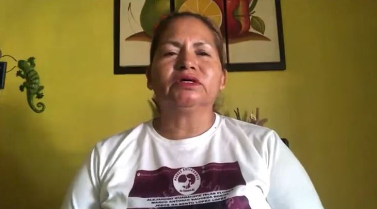 Mujer hablando frente a C&aacute;mara