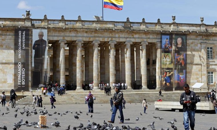 fachada del Congreso en Bogotá, Colombia.