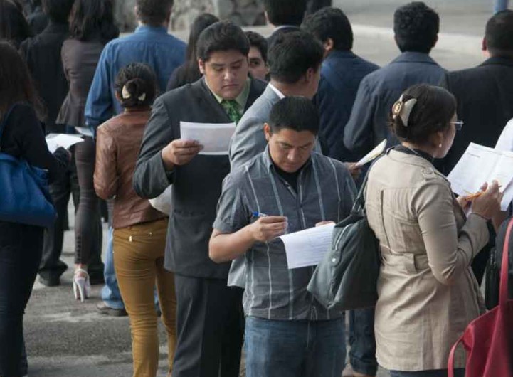 personas leyendo documentación