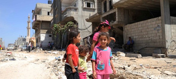 Fotografía de niños jugando entre escombros