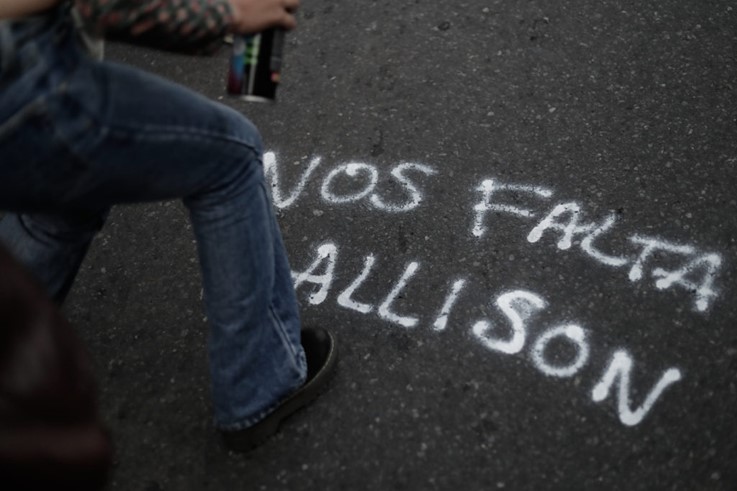 Imagen de persona realizando un graffitti en la calle