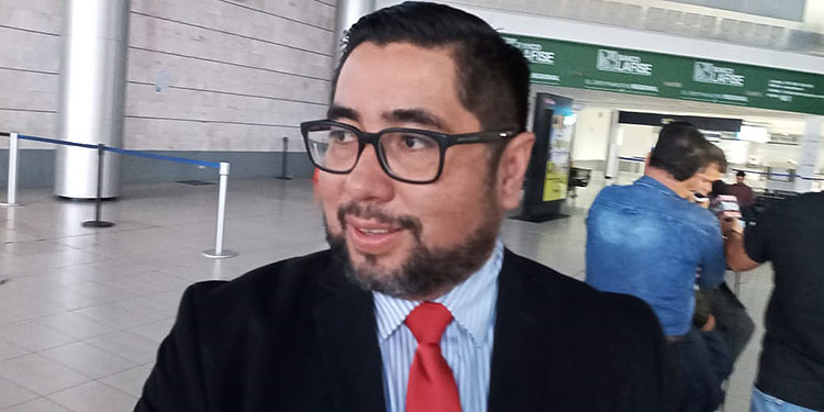 representante del Instituto Holandés para la Democracia, Luis León