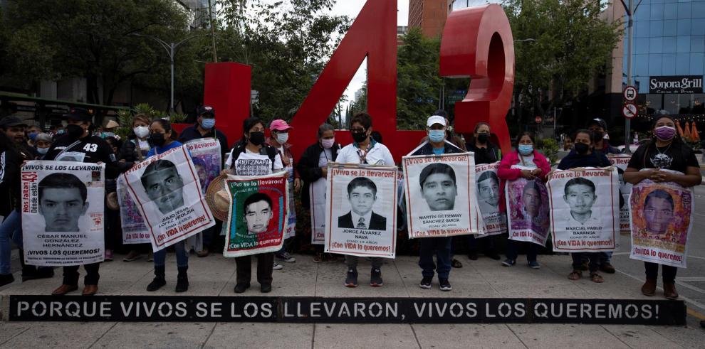 padres de familia y estudiantes marchan en protesta por los 43 normalistas desaparecidos de Ayotzinapa, en el centro de Ciudad de México