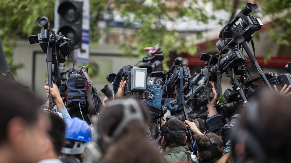 Múltiples periodistas con cámaras captando