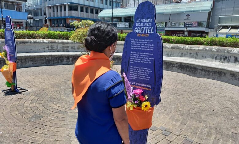 Mujer contemplando silueta que contiene información sobre los femicidos en Costa Rica