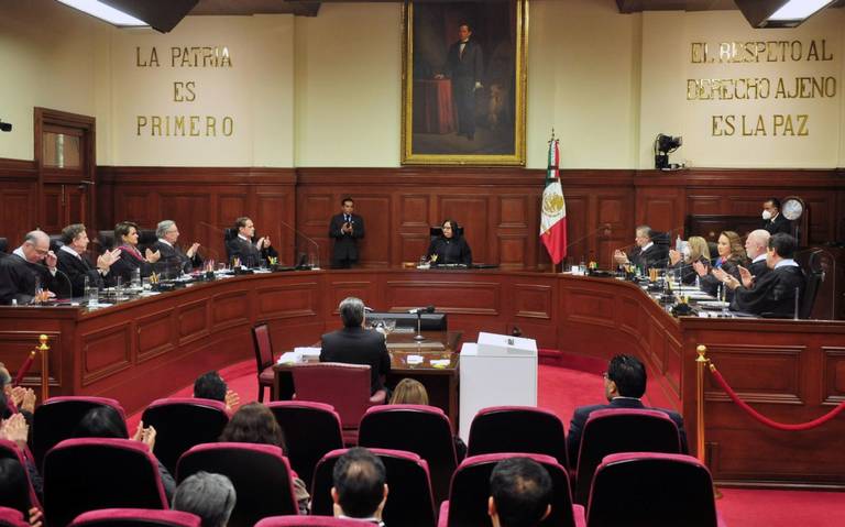 personas sentadas en estrado legislativo