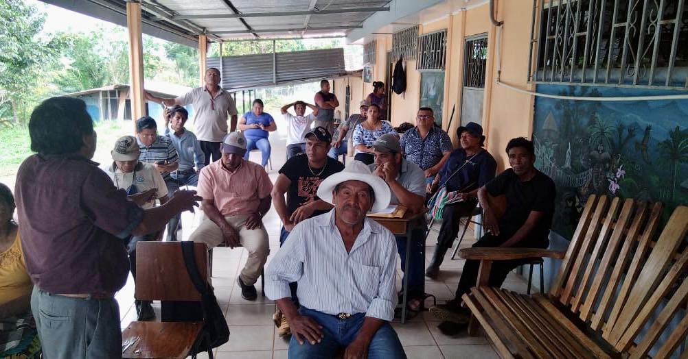 personas ind&iacute;genas reunidos en una sala