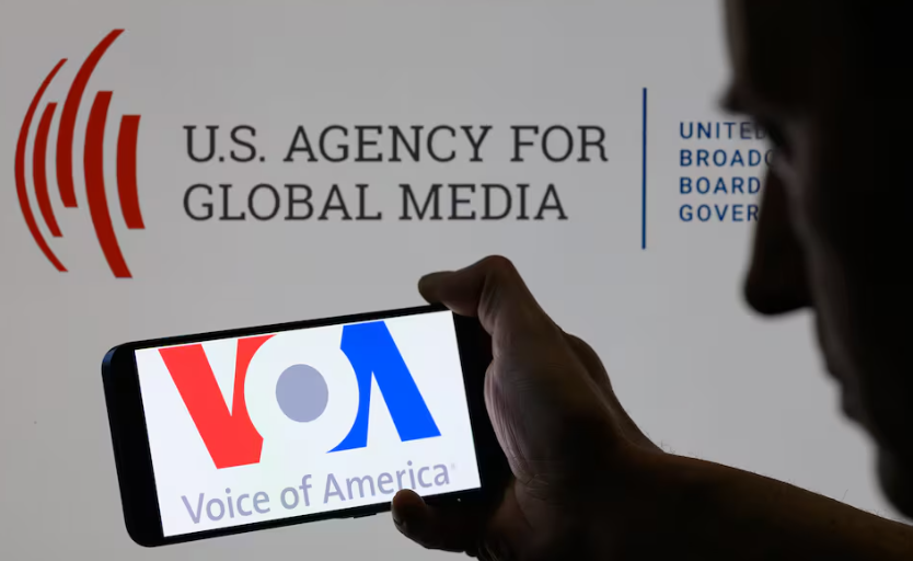 El logotipo de &lsquo;Voice of America&rsquo; en un tel&eacute;fono m&oacute;vil, en Bruselas, B&eacute;lgica.