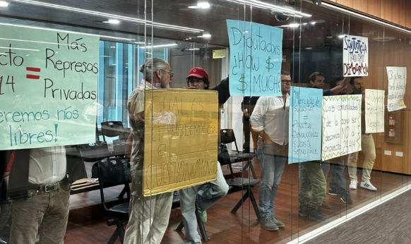 Protesta frente de la reuni&oacute;n de la Comisi&oacute;n Especial del Sector Energ&eacute;tico Nacional, de la Asamblea Legislativa