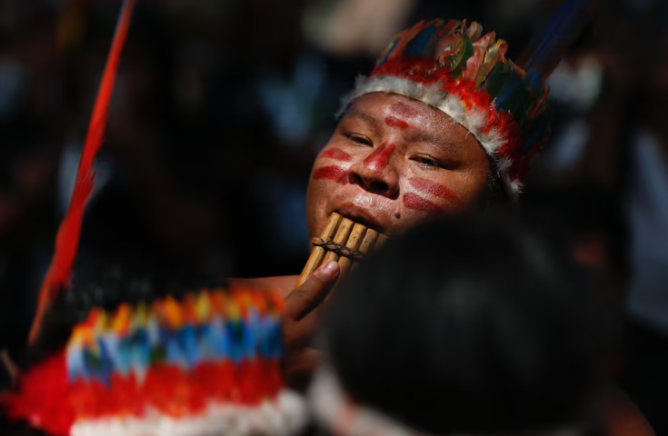 Un ind&iacute;gena del Amazonas toca un instrumento en la Zona Verde de la COP16 este lunes, en Cali, Colombia, el 21 de octubre de 2024.