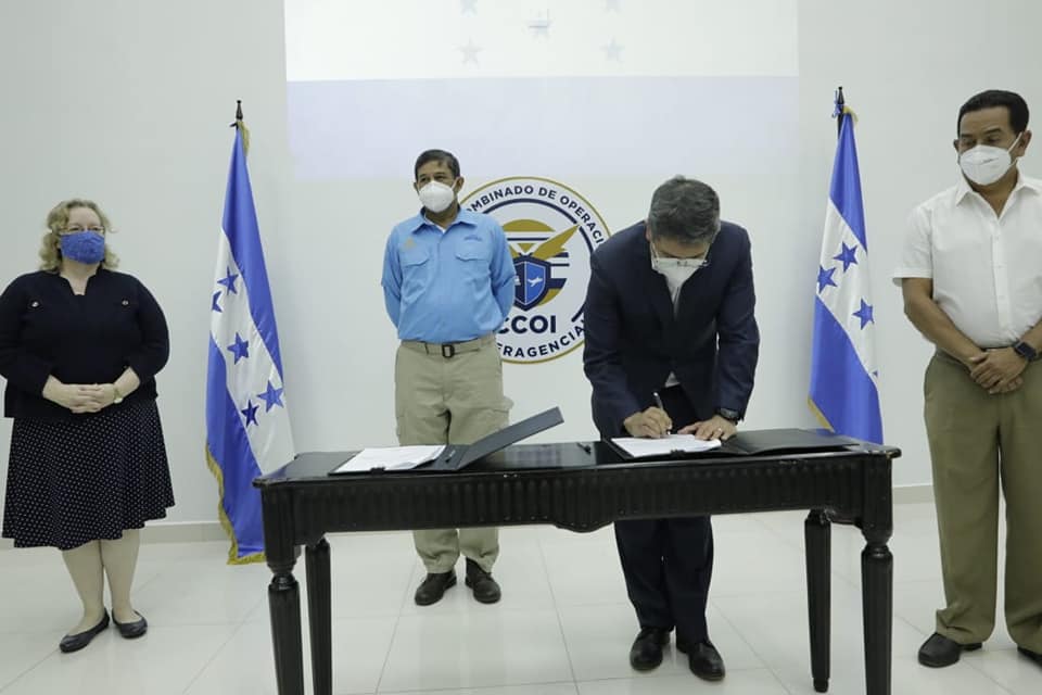 Presidente Hernandez firmando la sanción de la Ley de Protección del Estado Aereo