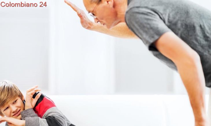 Adulto golpeando ni&ntilde;o