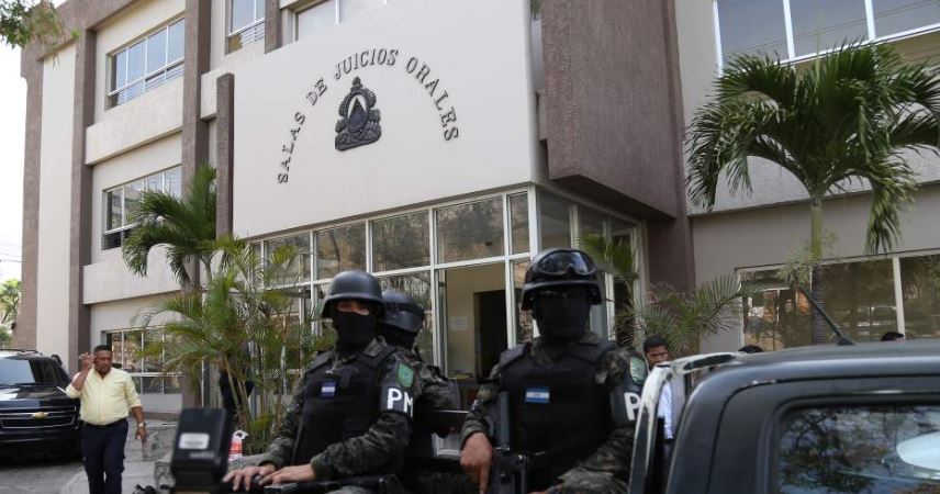 Miembros de la Fuerza Militar custodian las afueras de sala de juicios orales