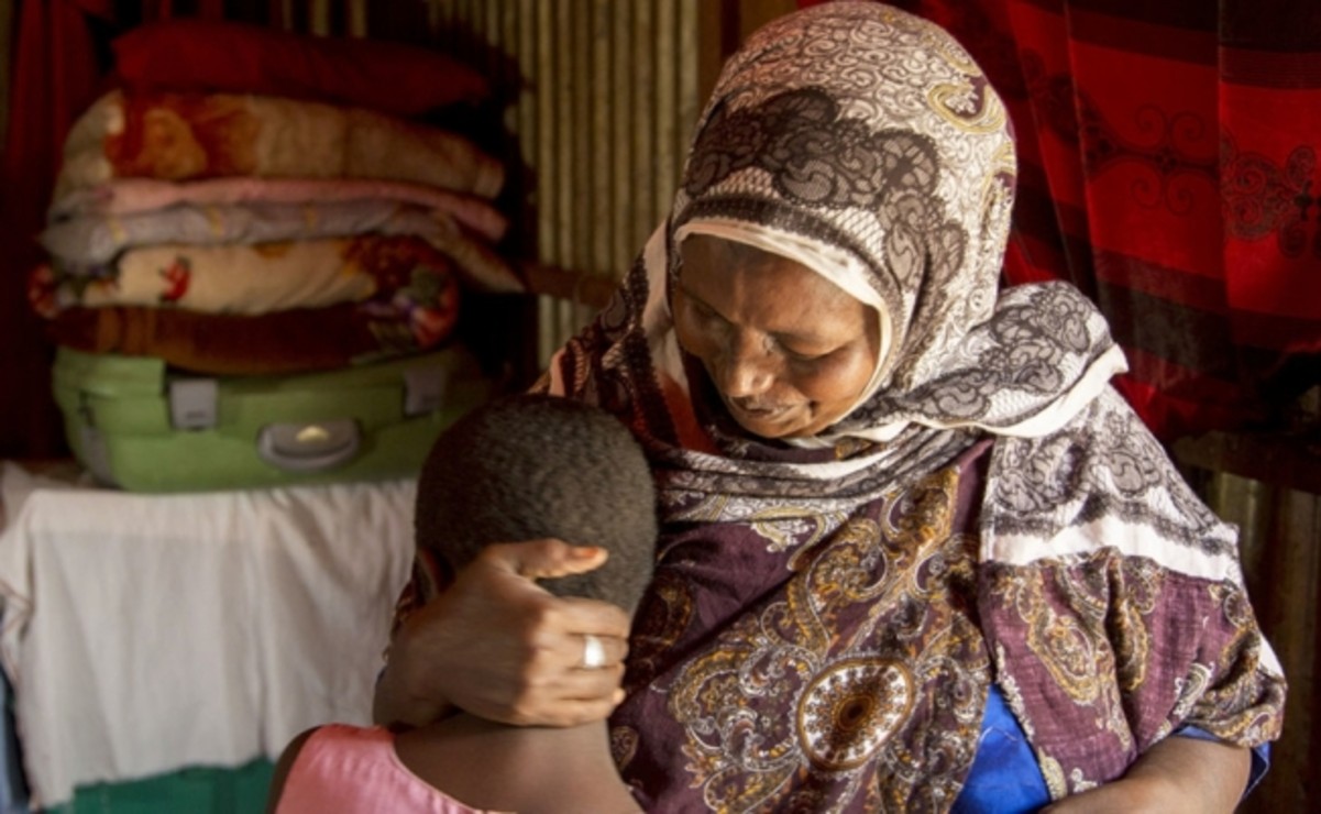 Mujer proveniente de Sud&aacute;n abraza a ni&ntilde;a