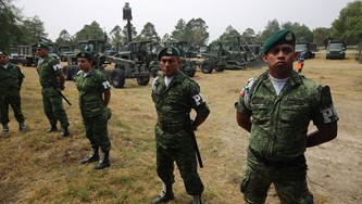 Fotografía de 4 militares posando