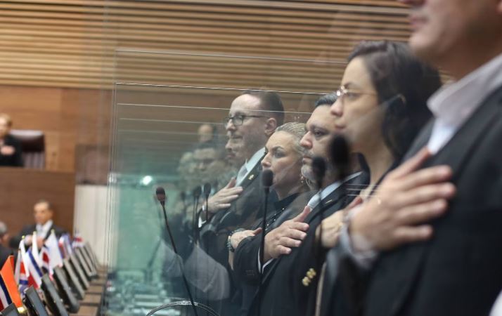 Grupo de diputados cantando el Himno de Costa Rica