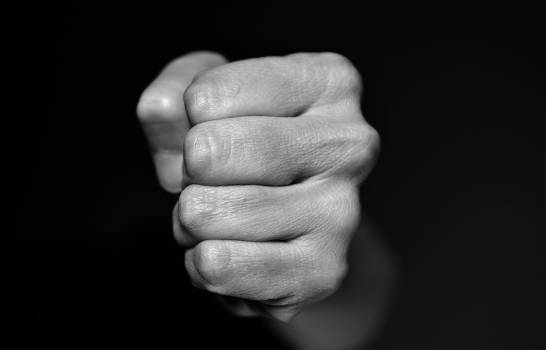 Vista frontal de un pu&ntilde;o cerrado