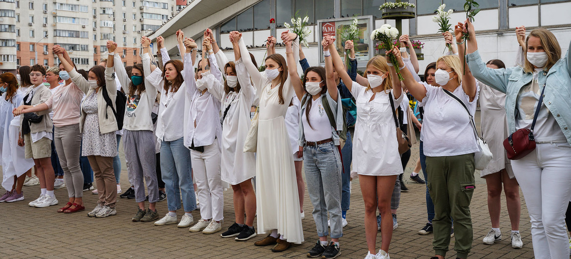 Mujeres de la mano, haciendo una barrera humana