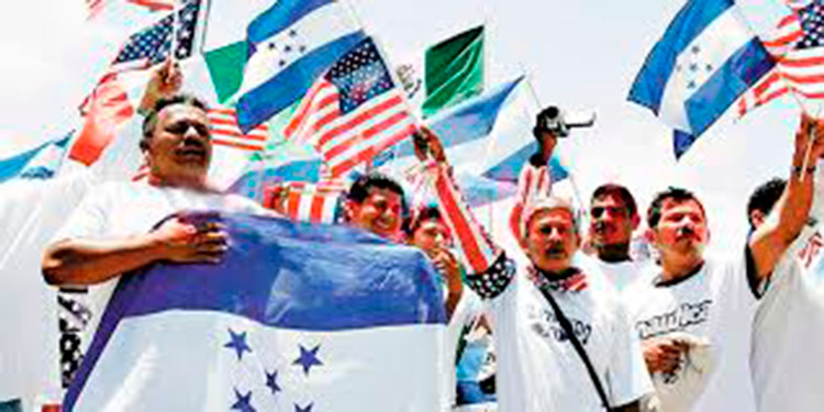 Hombres en manifestación con banderas de Honduras