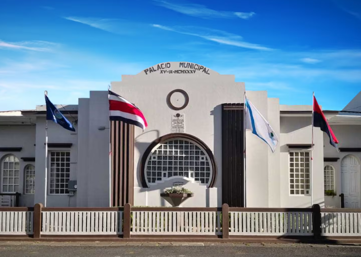 Edicio del Palacio Municipal de Oreamuno, Cartago, Costa Rica.