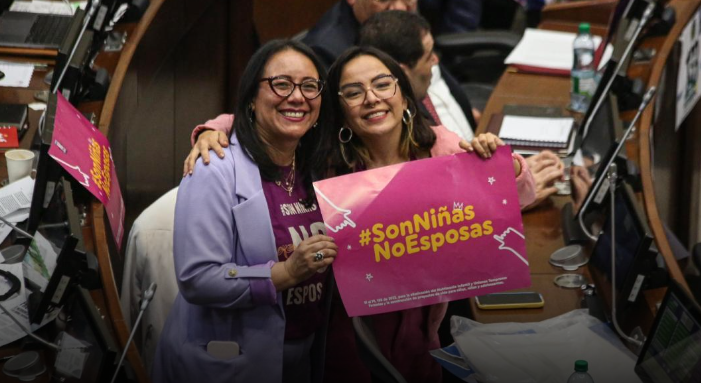 Alexandra Vásquez y Jennifer Pedraza, congresistas impulsadoras de la iniciativa contra el matrimonio infantil en Colombia.