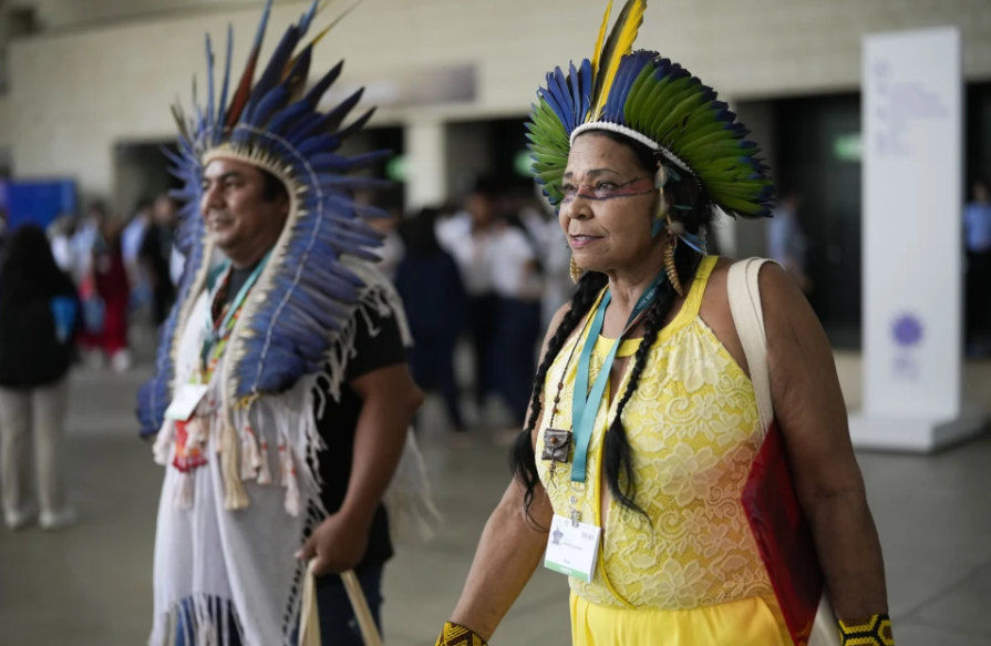 Miembros de la delegación indígena de Brasil llegan a la ceremonia de apertura de la conferencia de las Naciones Unidas sobre biodiversidad, COP16, en Cali, Colombia, el domingo 20 de octubre de 2024.