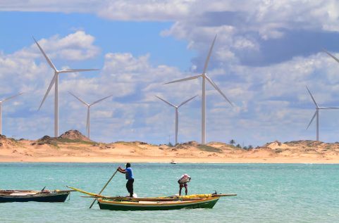 Pescadores trabajan junto a una planta eólica, en Ceará, Brasil.