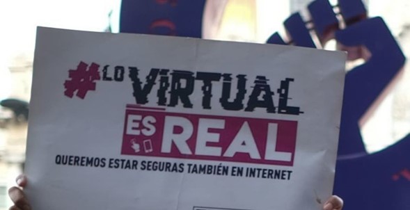 Pancarta que dice "Lo virtual también es real. Queremos estar seguras también en Internet"