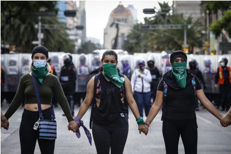 Un grupo de mujeres frente a la policía en Ciudad de México durante una marcha en favor de la legalización del aborto en 2020