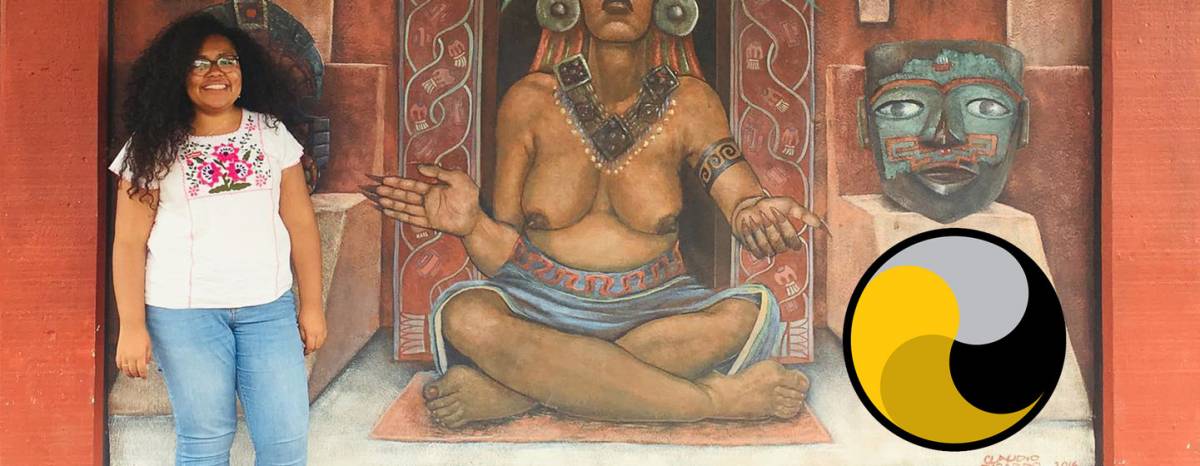 Mar&iacute;a Celeste S&aacute;nchez Sug&iacute;a posa frente a una pintura de Mayahuel, diosa nahua del maguey, en Teotihuac&aacute;n, Estado de M&eacute;xico, el 10 de septiembre de 2019.