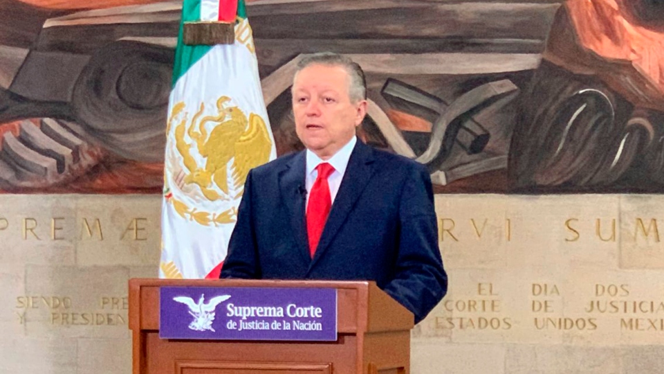 Hombre tras podio de la Suprema Corte de Justicia de la Naci&oacute;n