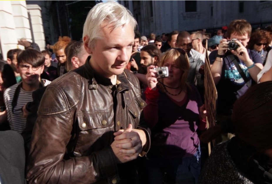 Julián Assange entre multitud