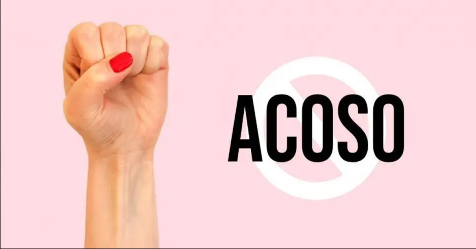 Pu&ntilde;o al lado de palabra "Acoso" tachada.