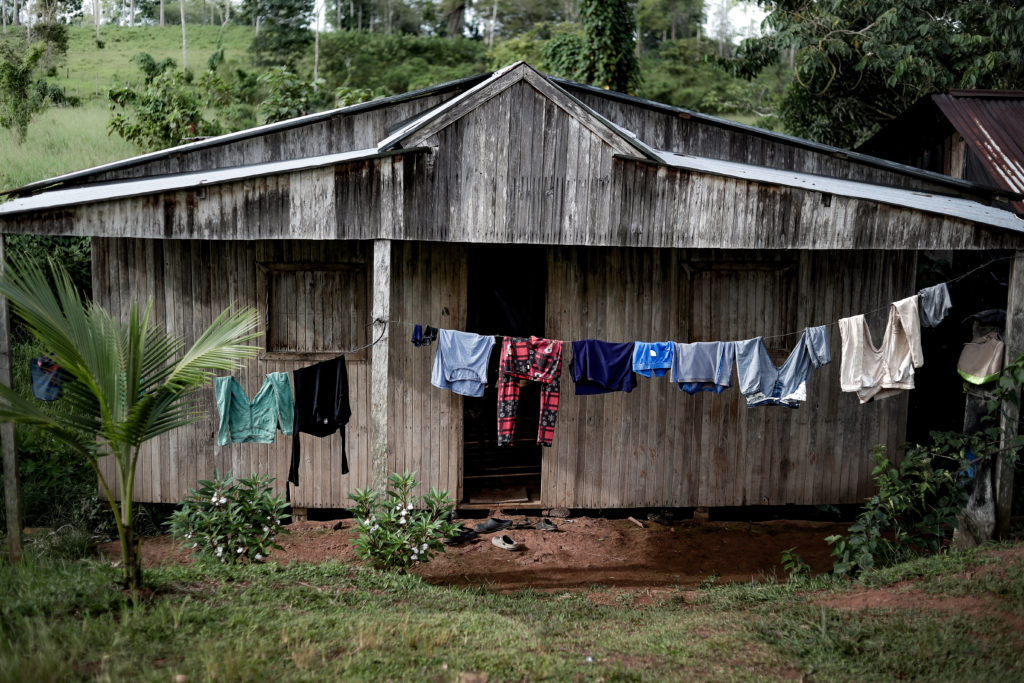 Casa de madera con ropa guindada.