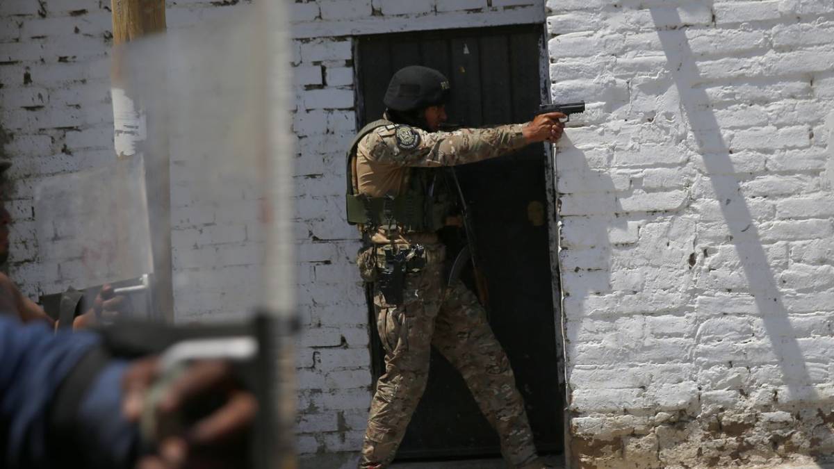 Soldado apuntando con arma de fuego