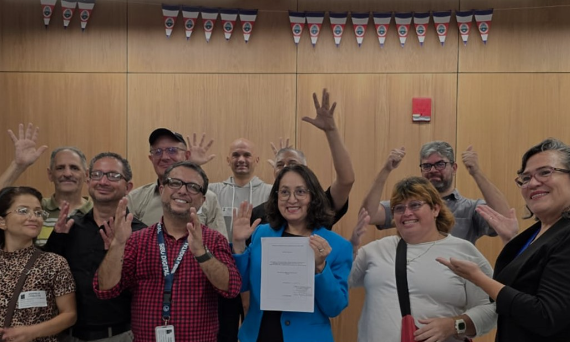 Grupo representativo de la comunidad sorda en la Asamblea Legislativa de Costa Rica.